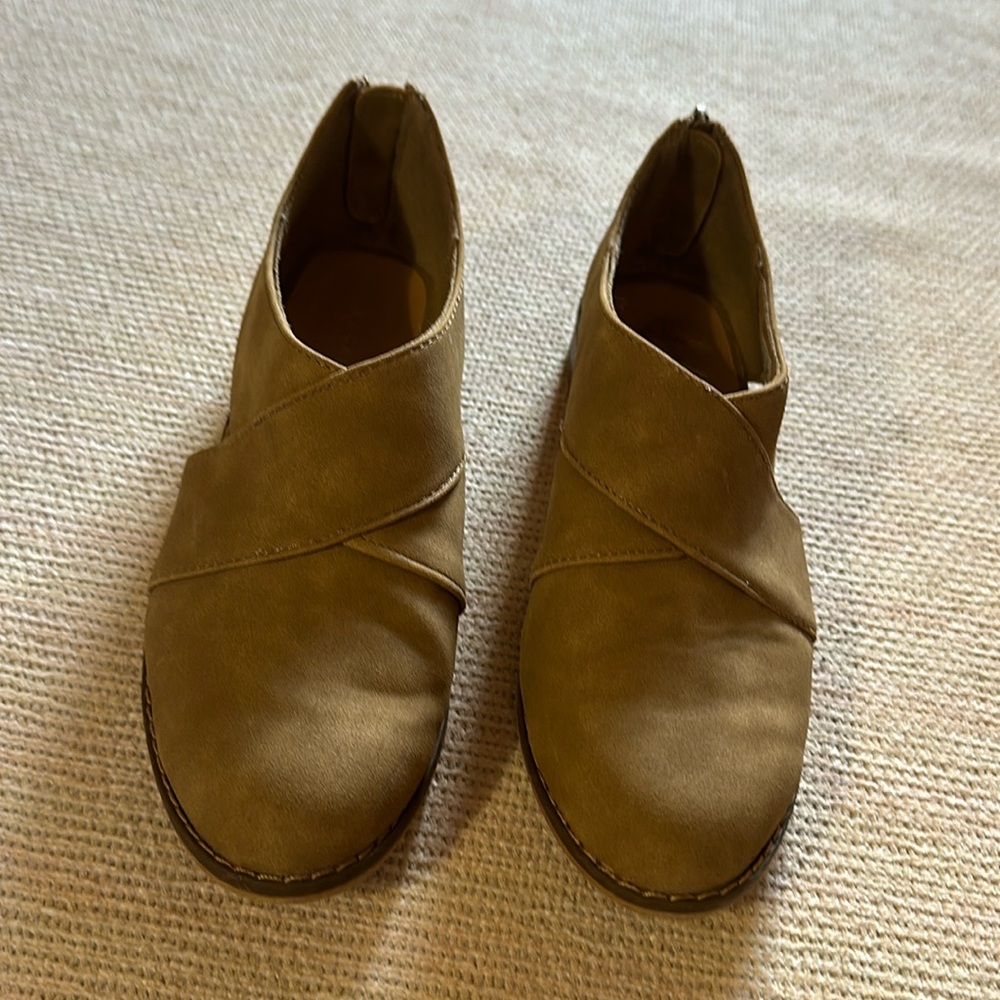 Women’s Rocketdog beige ankle shoe 7.5